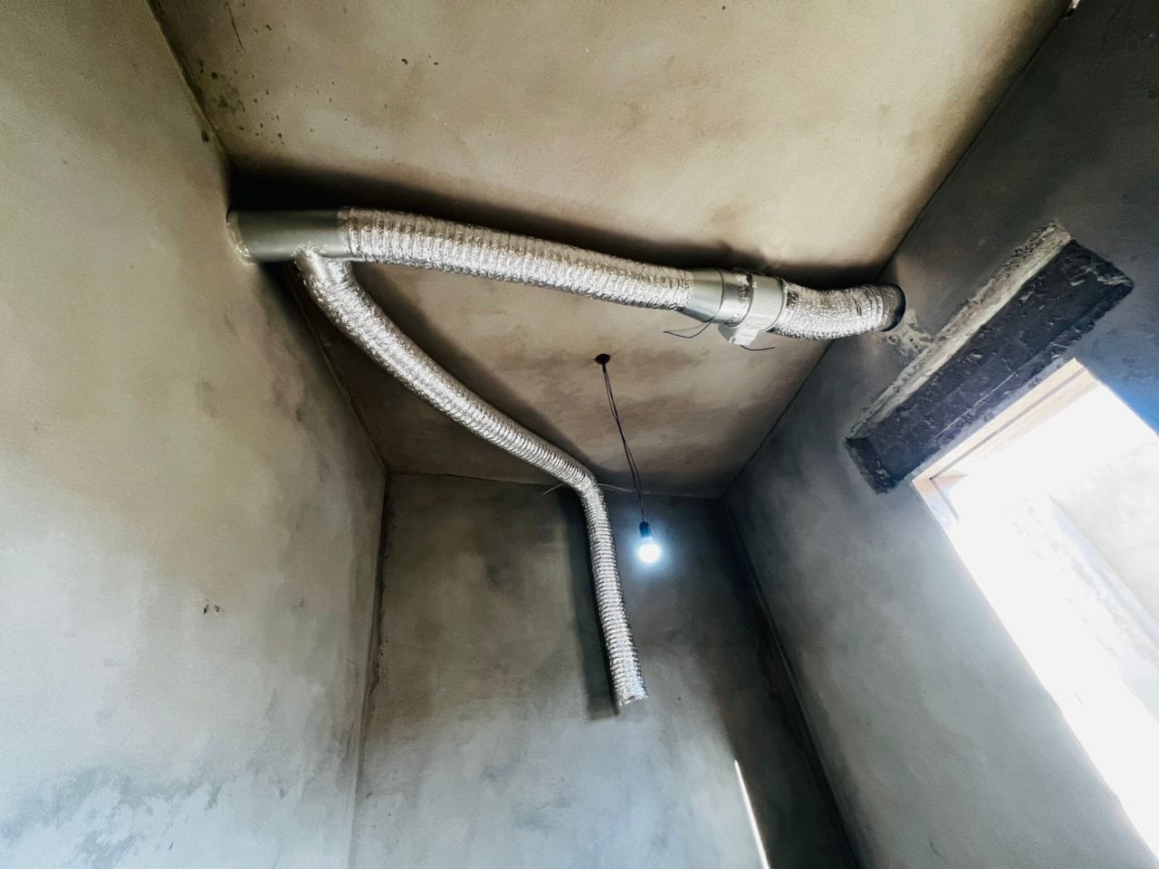 فتحة شفاط مطبخ داخل حائط مشطب مع حماية التشطيب