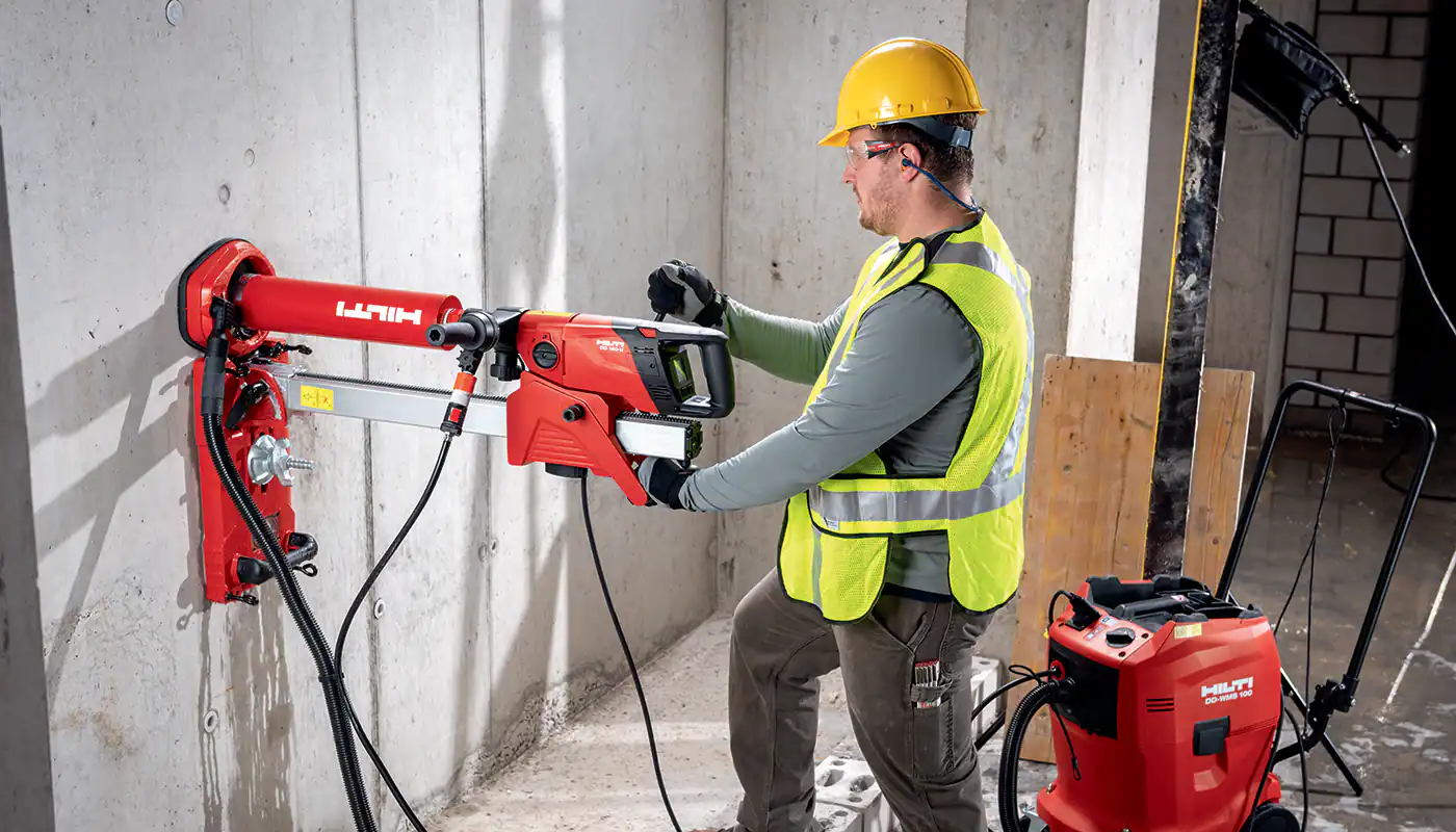 صورة توضيحية لمقال إدارة الغبار والمياه في الكور دريل 2026: تشطيب أنظف ونتائج أدق عن قص وتخريم الخرسانة بالكور دريل