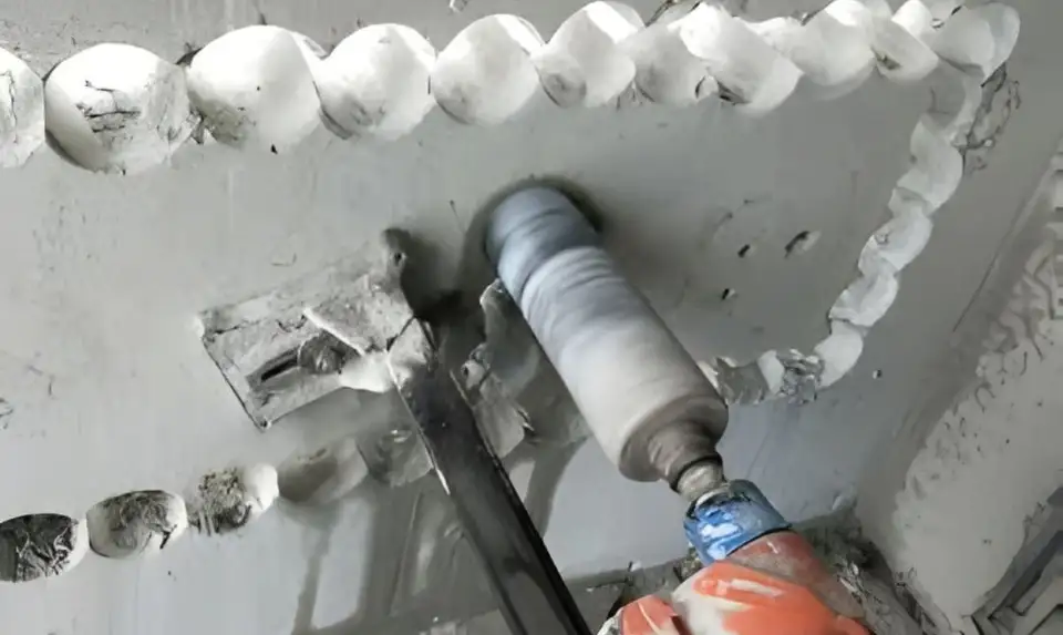 تنفيذ فتحة كور دريل دقيقة داخل جدار خرساني