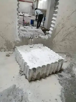 فتحة كور دائرية نظيفة داخل جدار خرساني