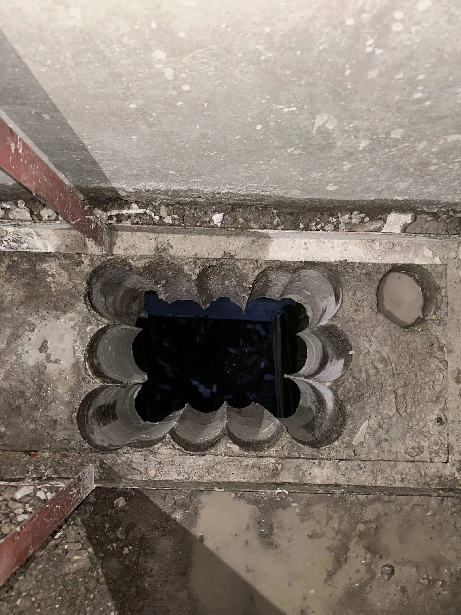 تنفيذ فتحة دائرية بالأرضية بحواف ناعمة. - كور دريل مصر لقص وتخريم الخرسانة