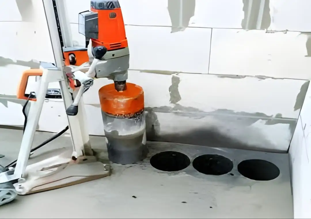 تنفيذ فتحات أرضية متعددة مع تنظيم مسارات الخدمة. - كور دريل مصر لقص وتخريم الخرسانة