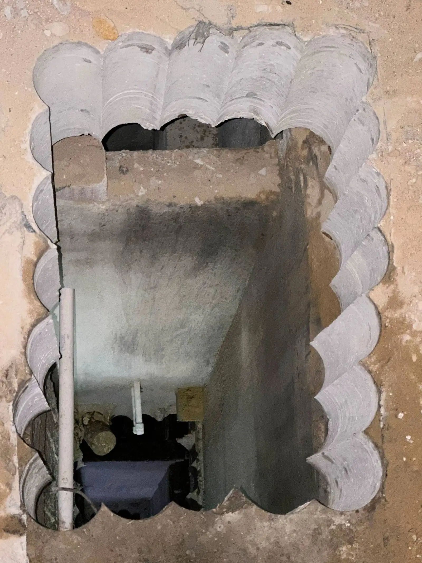 تنفيذ فتحة أرضية مستطيلة بحواف منتظمة. - كور دريل مصر لقص وتخريم الخرسانة