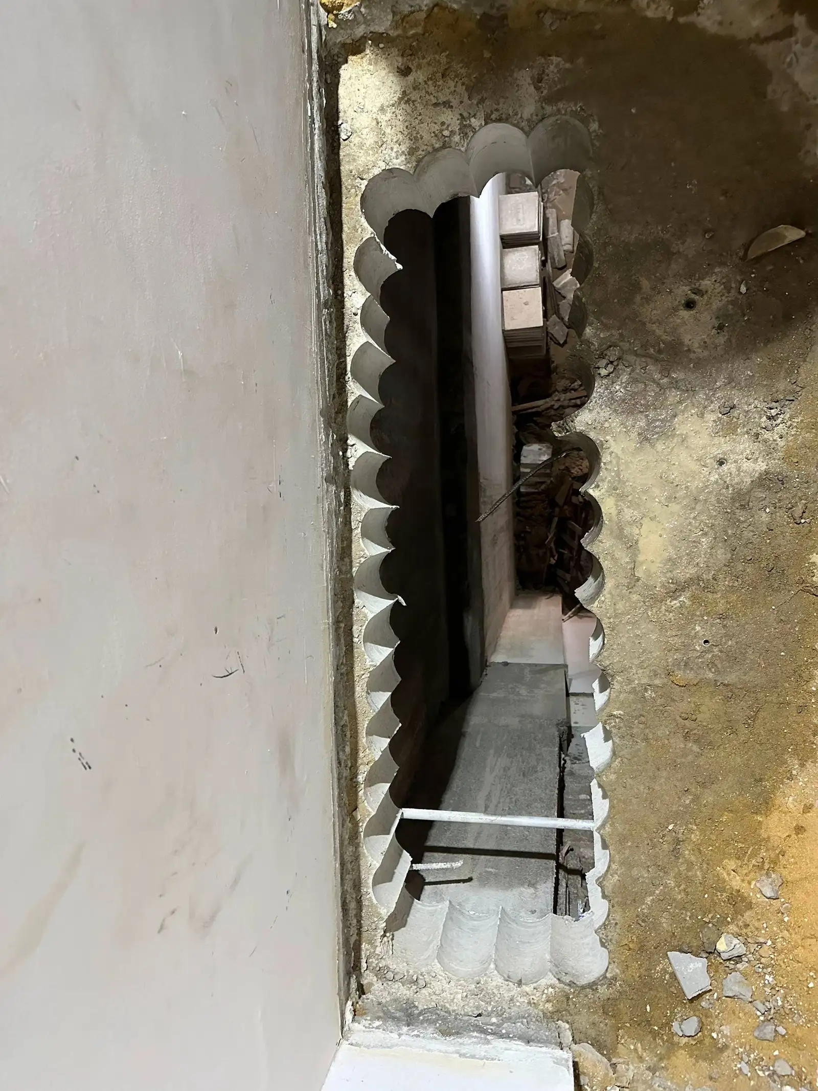 فتح فتحة رأسية بالحائط لتمديدات التهوية أو المواسير. - كور دريل مصر لقص وتخريم الخرسانة